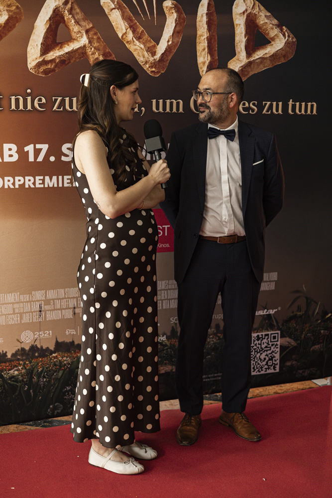 Gespräch vor der DAVID Premierenwand